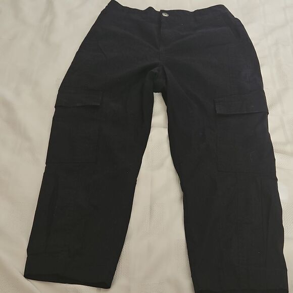 Women's Black Cargo Capri Cotton Pants - Picture 10 of 16